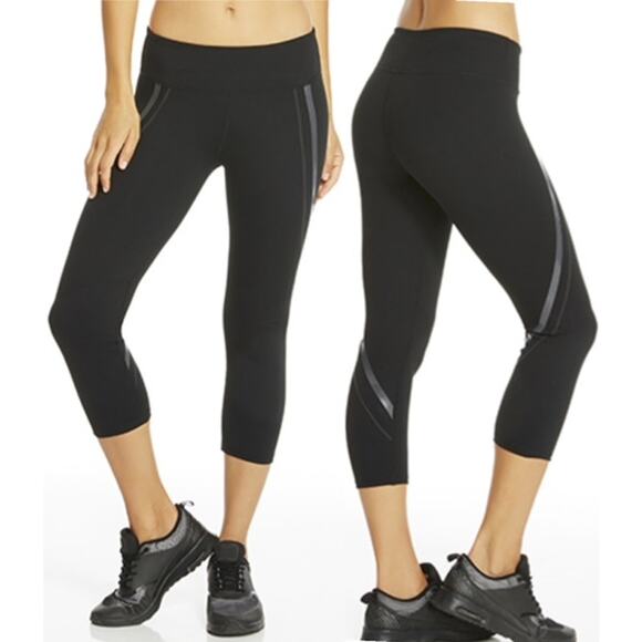 NWT Fabletics Rylie Capri Black M - Picture 1 of 5